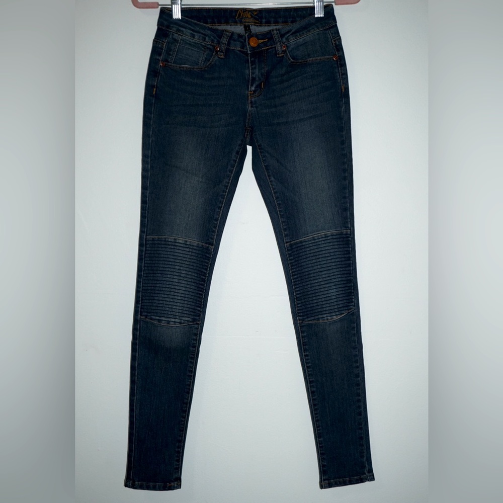 Chi Qle Skinny Denim Jeans. Size 1.